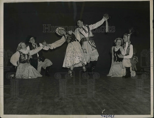 1936 Press Photo Mieczeslawa Jastak, Bronislaw Matusz "The Little Quail" - Historic Images