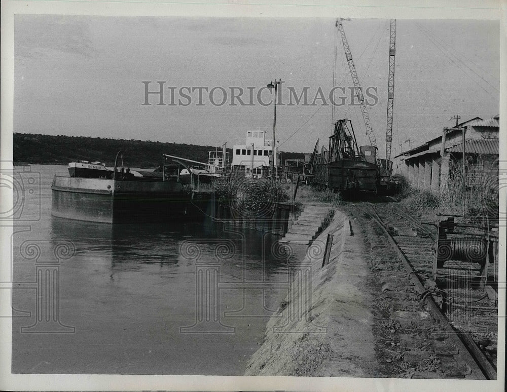 1962 Press Photo A Coal Barge in harbor of Bukama, Katanga - nea86637-Historic Images