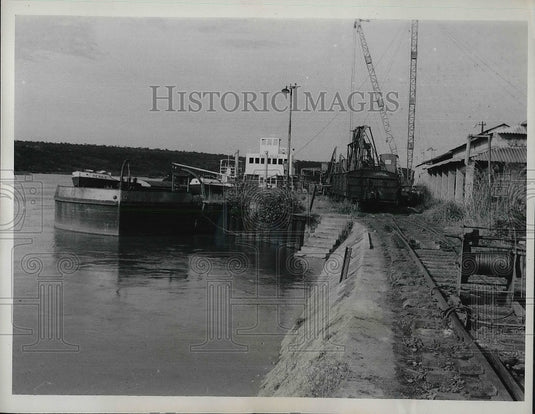1962 Press Photo A Coal Barge in harbor of Bukama, Katanga - nea86637-Historic Images