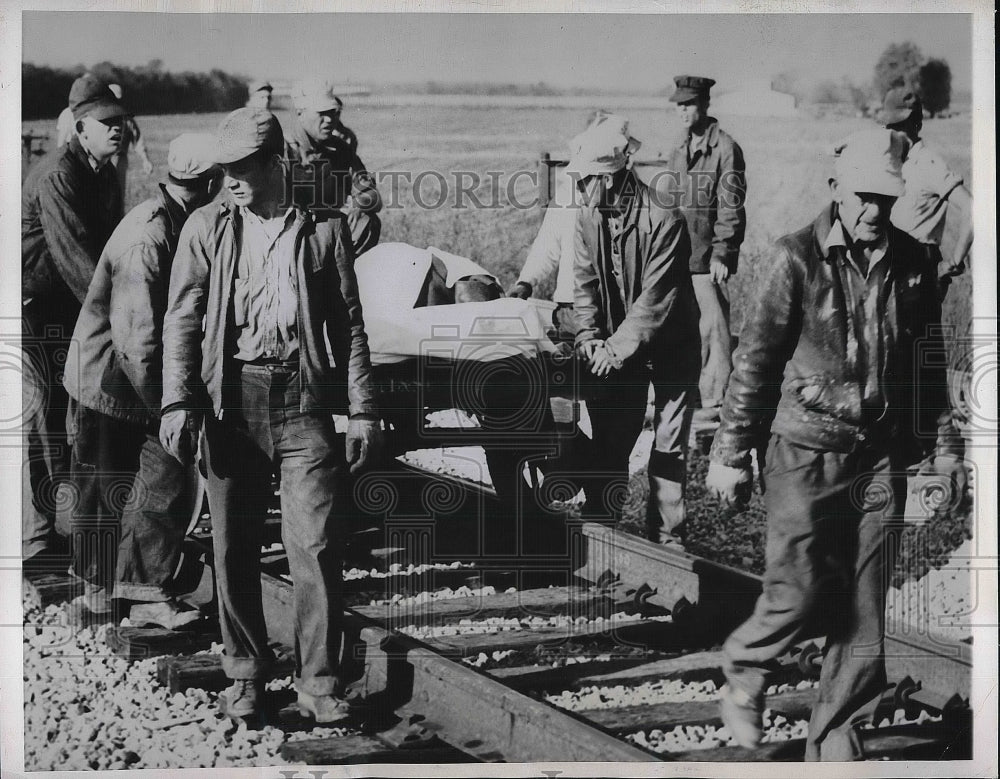 1950 Press Photo Workmen use rail hand car carry bodies 4 men killed car wreck-Historic Images