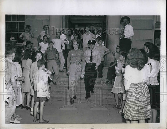 1945 Press Photo Lt. Sam Epes, Officer Olyn Crouch, leaving court house - Historic Images