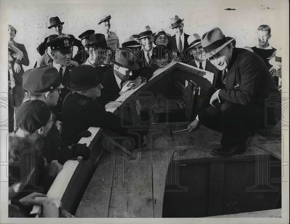 1934 Press Photo Capt. Carl Nielsen taps a lifeboat tank with a hammer - Historic Images