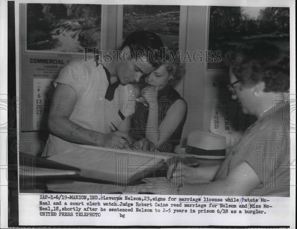 1940 Laverne Nelson Signs For Marriage License While Patsie Neal - Historic Images