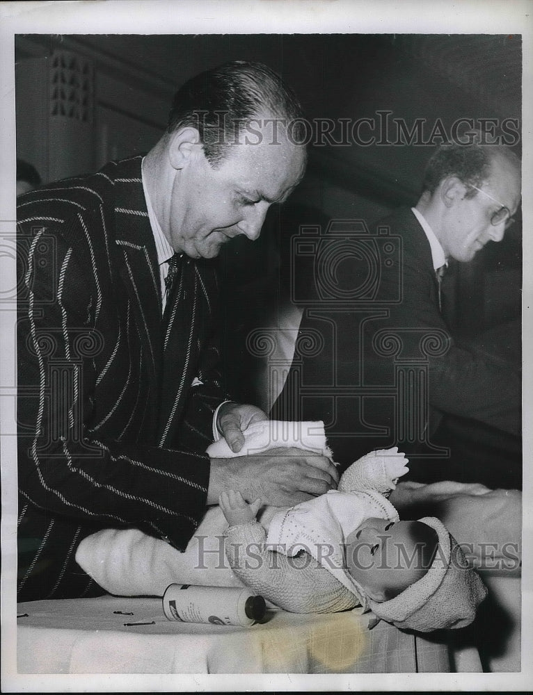 1958 Press Photo Vincent Loup Diapering skills man of Gold - nea86811-Historic Images