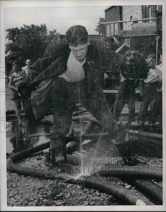 1954 Press Photo Chicago Fire Fighting and hot temps Fireman martin Curley-Historic Images