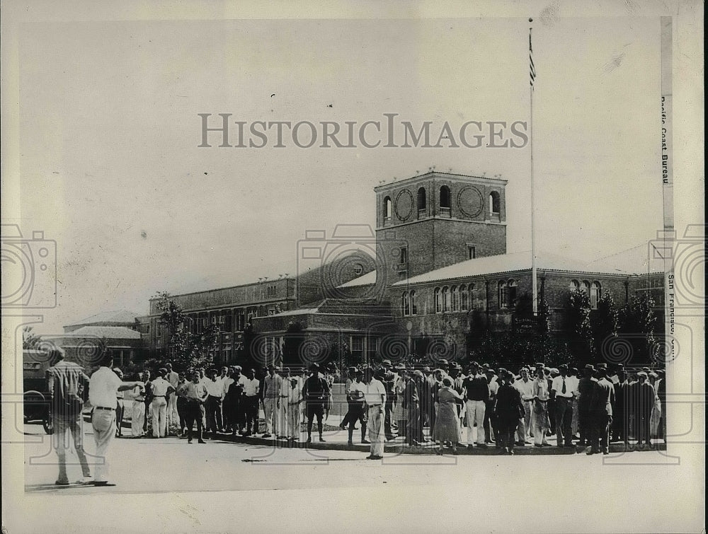 1930 Press Photo 600 Students protest the firing of John Dale. - Historic Images