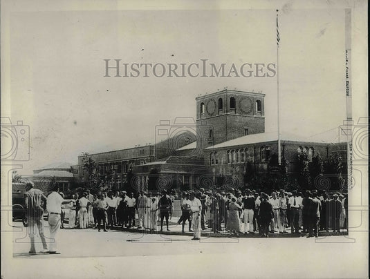 1930 Press Photo 600 Students protest the firing of John Dale. - Historic Images