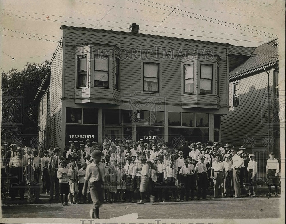 Press Photo A Crowd Forms Outside of a Lunch Restaurant - nea86987 - Historic Images
