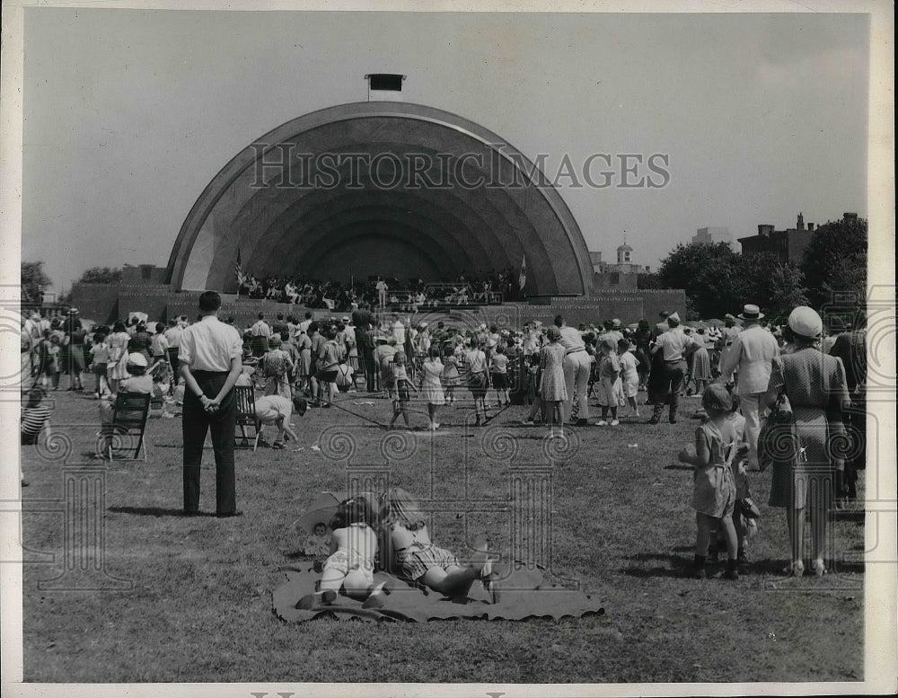 1940 View Of The Shell & Part Of The Crowd Attending Concert - Historic Images