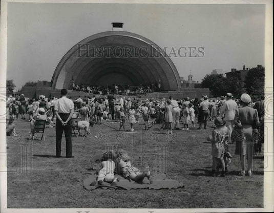 1940 View Of The Shell & Part Of The Crowd Attending Concert - Historic Images