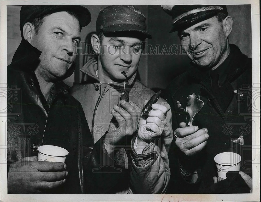1952 Press Photo Firemen Charles Pickens Ralph Geese & James Moffitt - nea87118-Historic Images