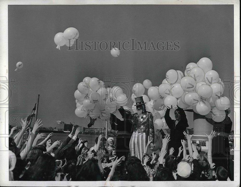 1941 Press Photo Uncle Sam (Alfred Muttram), at Start of Bundles for Britain - Historic Images