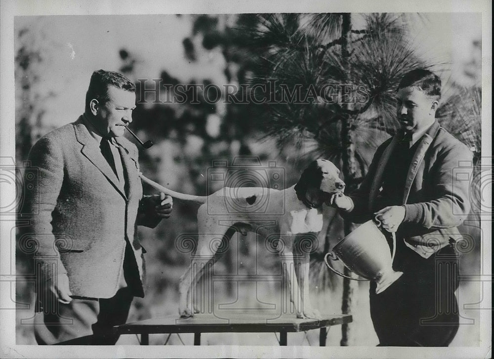 1933 Press Photo Charles L. Lawrence &amp; L.M. Bosbity With Trophy At The Pointer - Historic Images