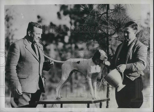 1933 Press Photo Charles L. Lawrence & L.M. Bosbity With Trophy At The Pointer - Historic Images