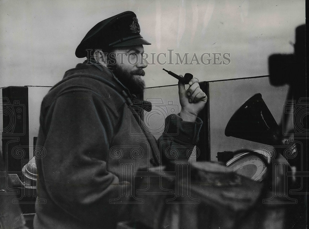 1942 Lt. G. D. Pound, D. S. C., R. N., Captain of Detroyer on bridge - Historic Images