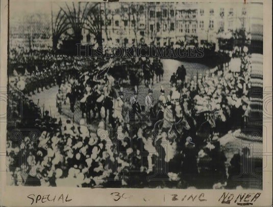 1937 Princess Juliana's wedding procession, The Hague, Holland - Historic Images