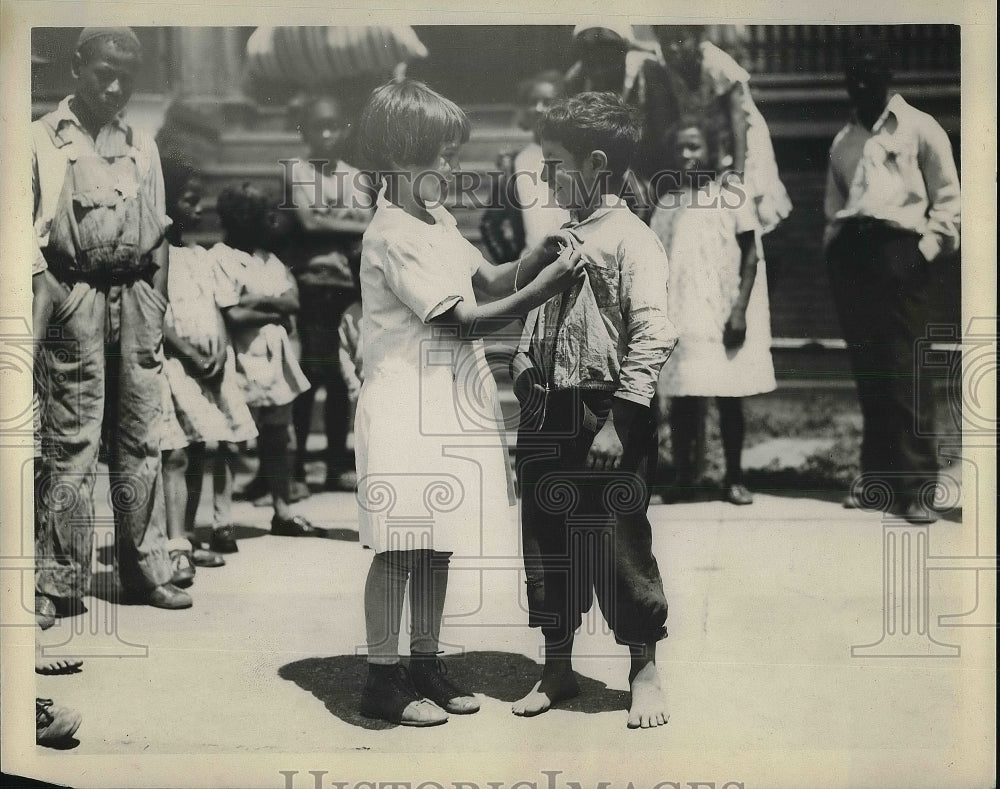 1930 Press Photo Angelina Scafilia &amp; Sam Cabalra At Hiram House - nea87251 - Historic Images