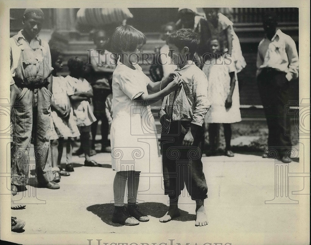 1930 Press Photo Angelina Scafilia & Sam Cabalra At Hiram House - nea87251 - Historic Images