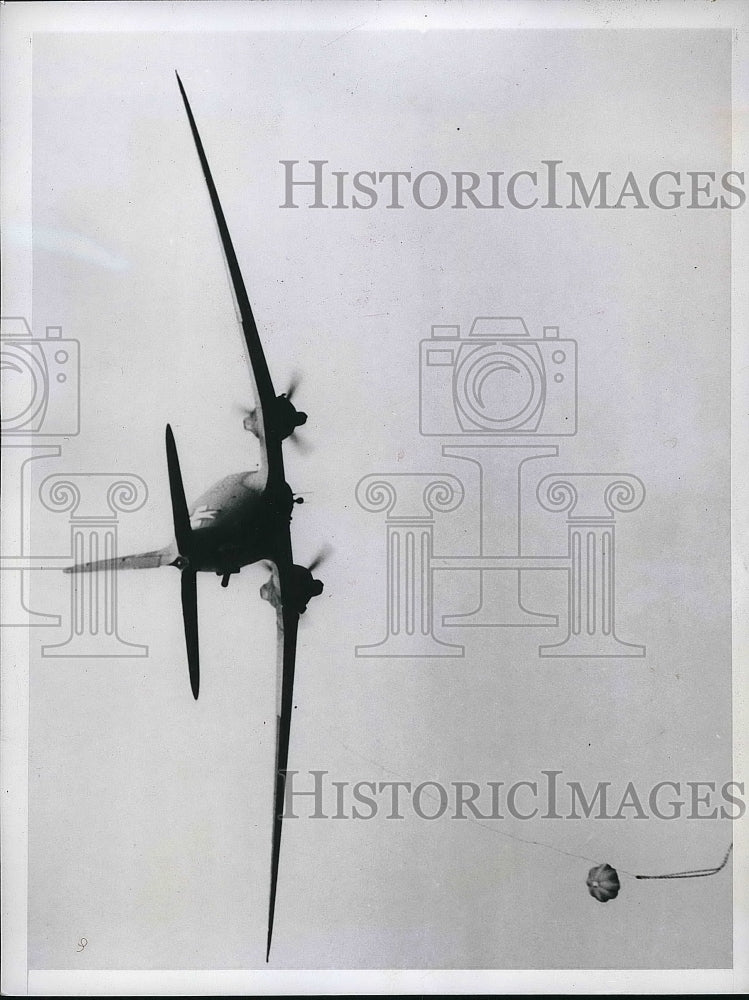 1945 Press Photo A C-47 cargo airplane laying telephone lines. - nea87282 - Historic Images