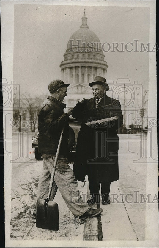 1933 Press Photo Assemblyman John O'Malley speaking of JT Hobbs - nea87294-Historic Images