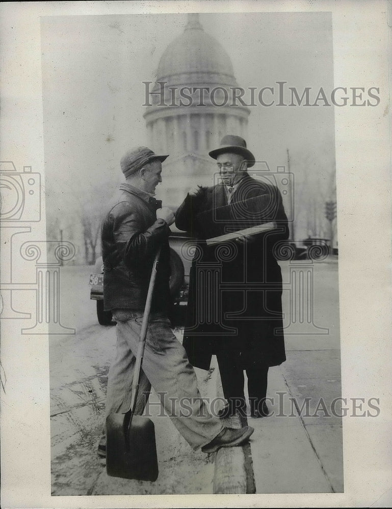 1933 Press Photo assemblyman John O&#39;Malley speaking with JT Hobbs - nea87295 - Historic Images