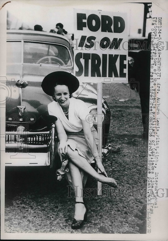 1949 Mrs. Auburn Lewis at a picket line  - Historic Images