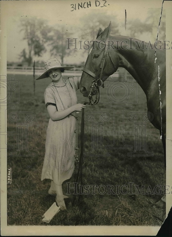 1920 Press Photo Socialite Mrs. Ben Al Hagen with a horse - nea87329 - Historic Images