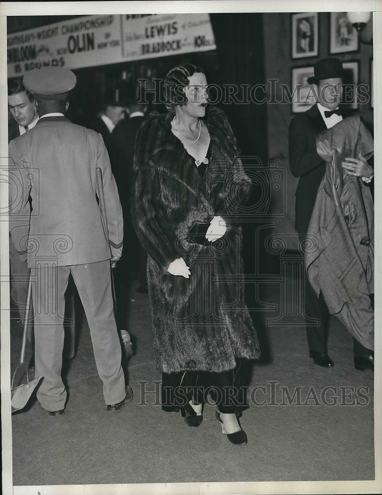 1934 Mrs. Alan Hudson Attending Opening Night Performance At Show - Historic Images