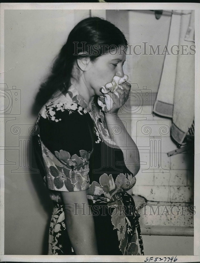 1939 Press Photo Leon Hudock Holding Tongue After Cutting It In San Fransisco-Historic Images