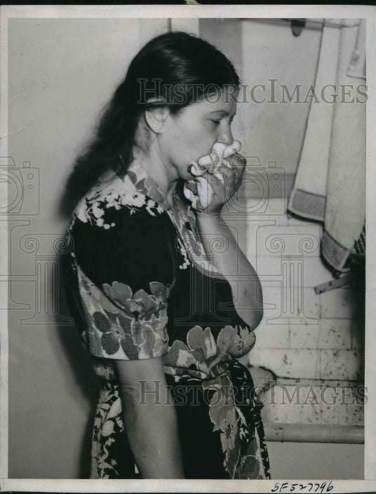 1939 Press Photo Leon Hudock Holding Tongue After Cutting It In San Fransisco-Historic Images