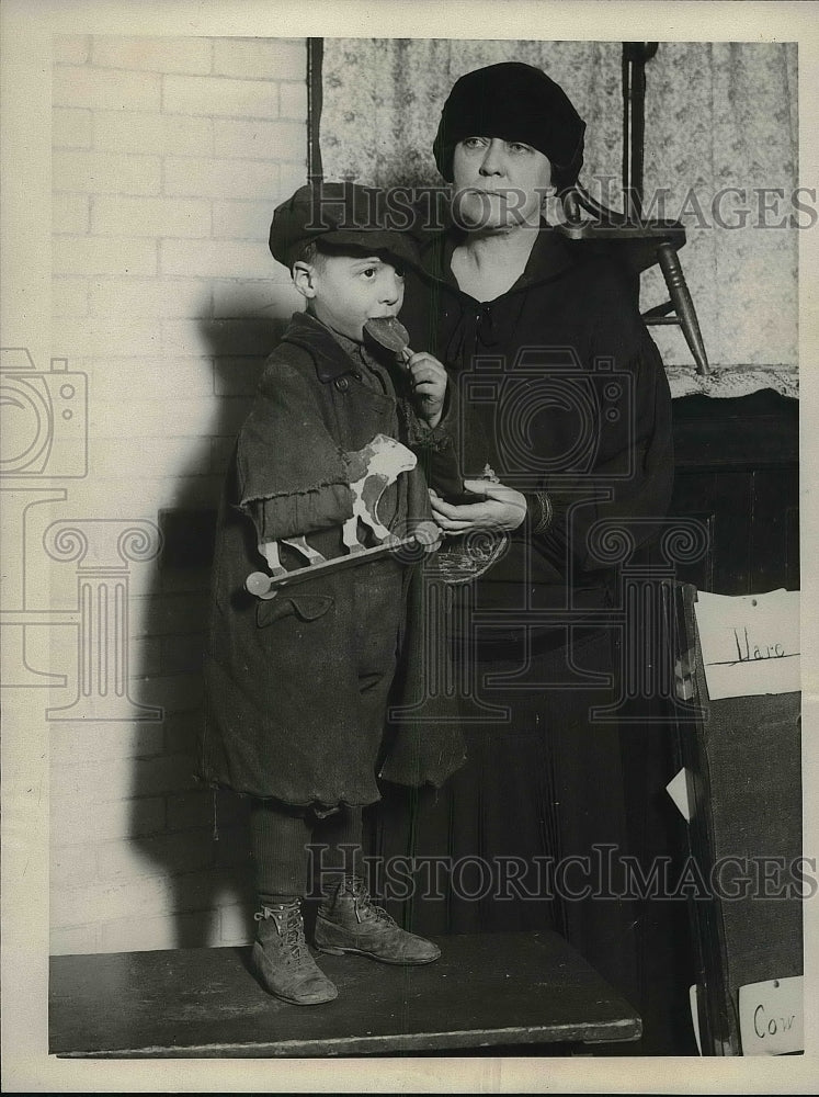 1923 Miss Mary Hamilton Handing Toys To Louis Graccione In New York - Historic Images