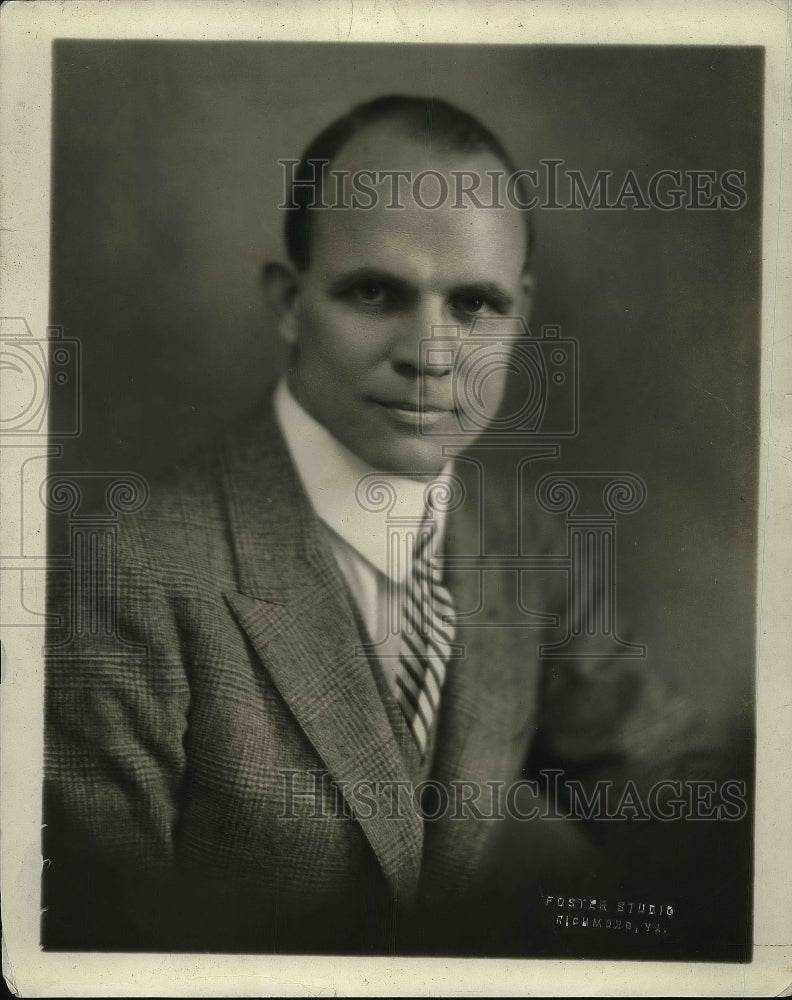 1923 Press Photo H.B. Allen Posing for photo - nea87376 - Historic Images