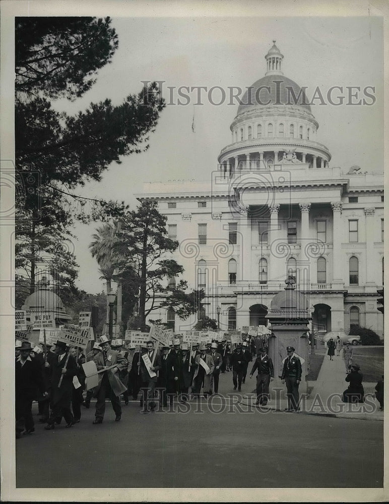 1946 Bay Area A. F. L. Unionists march at Capitol, Sacramento - Historic Images