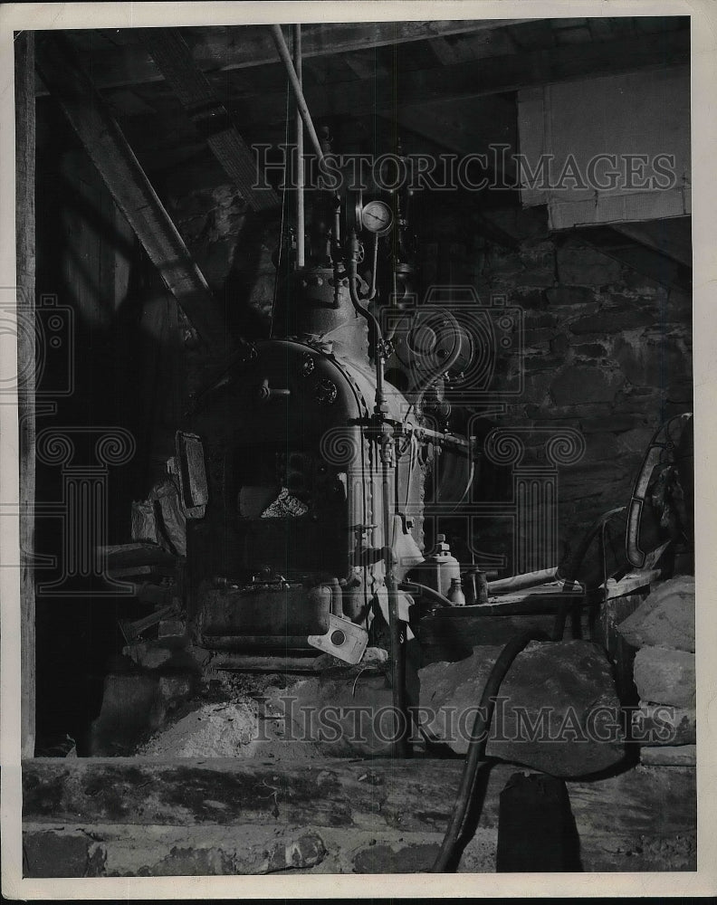 1946 Machinery L.V. Edwards Uses To Operate His Country Printing - Historic Images