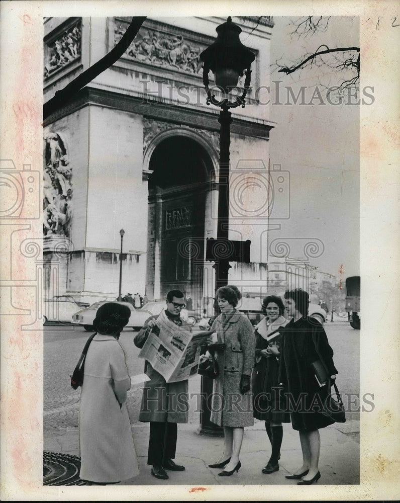 1962 Tourists at the Arc de Triomphe in Paris France reading a paper - Historic Images