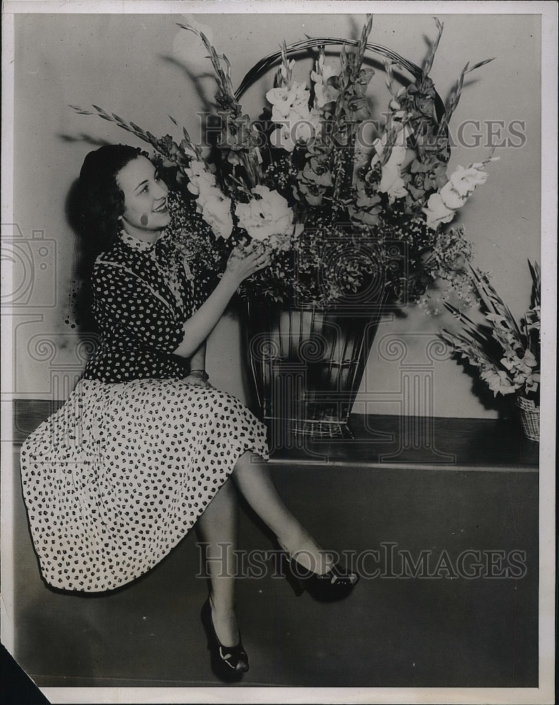 1937 Durelle Alexander a singer who perforned at the Gladiolus Show - Historic Images