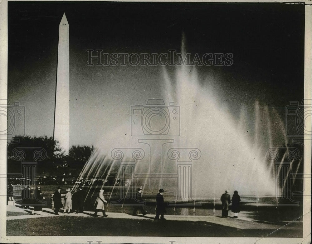 1926 Fountains in front of the Lincon Memorial fountains at night. - Historic Images