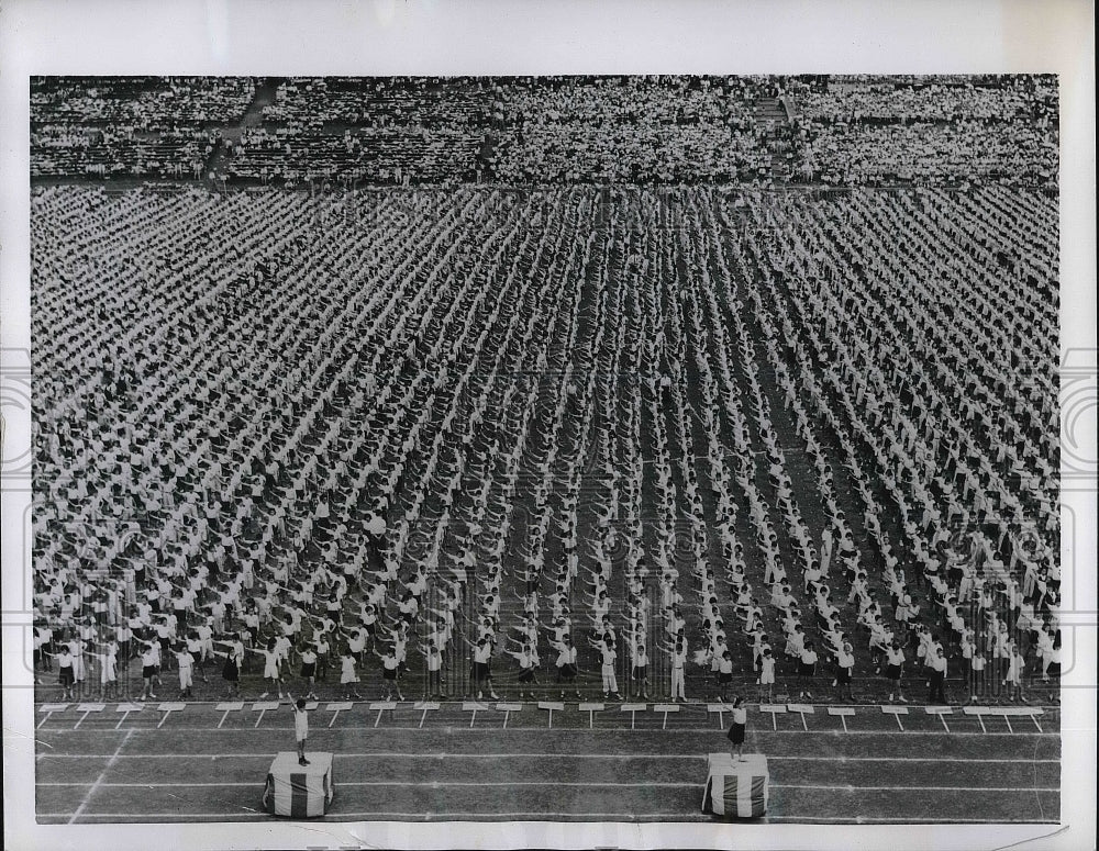 1955 Press Photo Meiji Shrine Stadium in Tokyo during Dental Hygiene Week. - Historic Images