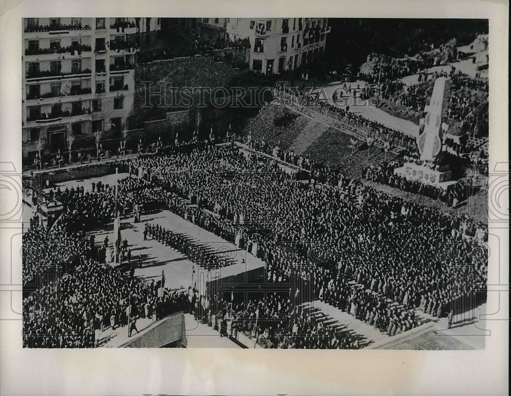 1941 New Legionaires Taking Their Oath Of Allegiance In Public - Historic Images