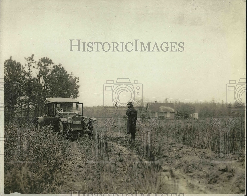 1919 Press Photo County Prosecutor Gaskin of Atlantic Co. Near Koons Home - Historic Images