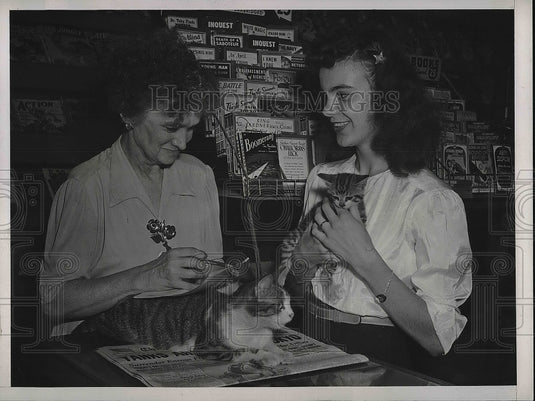 1945 Press Photo Mrs. Genie Pittsley, Miss Shirley Hawes with Kitten and kitten - Historic Images