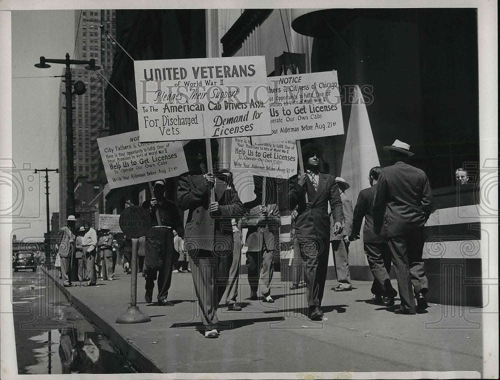 1945 Press Photo Cab Driver Vets of World War II Picket City Hall in Chicago - Historic Images