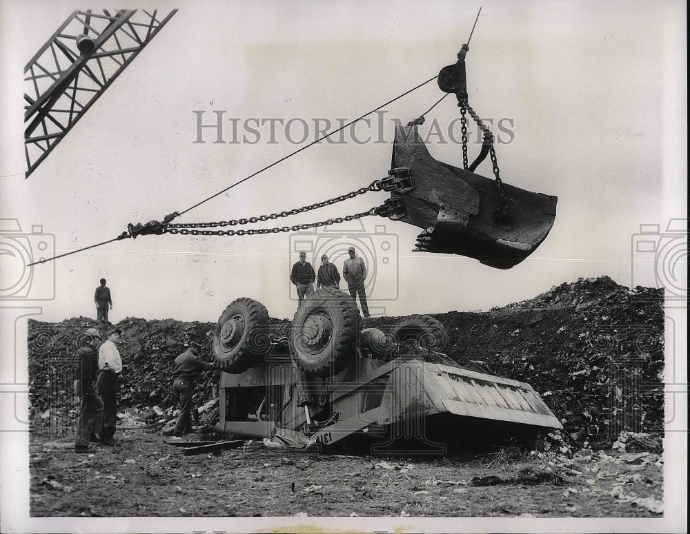 1958 Press Photo Crane Buckets Used to Straighten Hydraulic Loader at City Pump - Historic Images