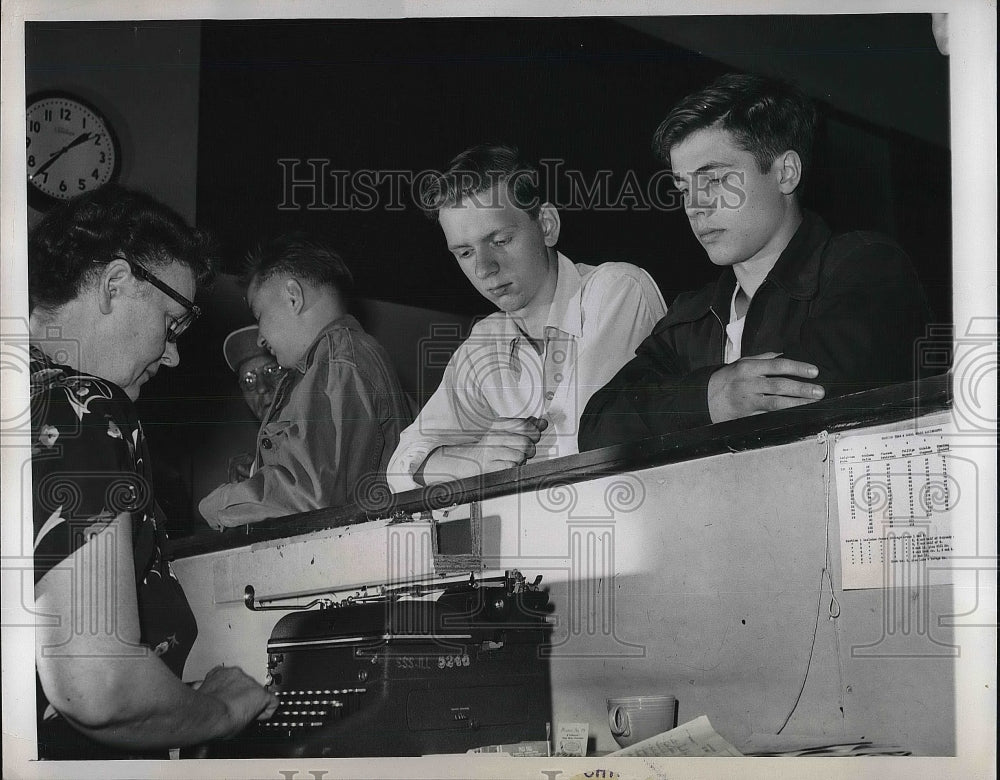 1950 Press Photo Registering for Draft John Deowicz Mustaga Abdul - Historic Images