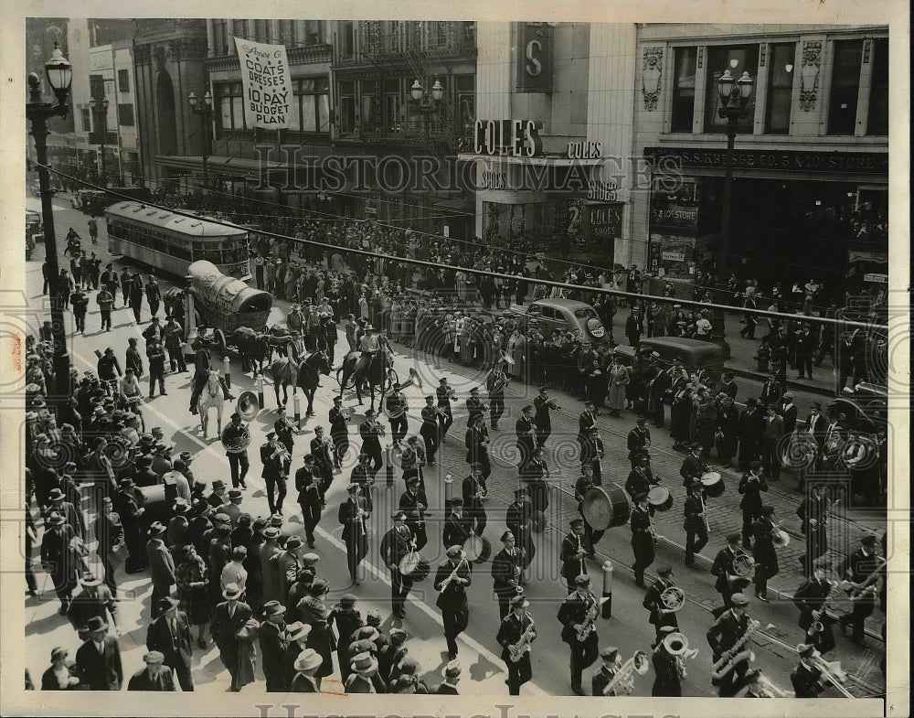1939 Press Photo Band Marching down a street - nea87888-Historic Images