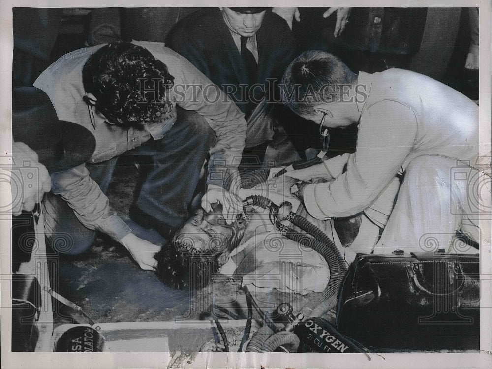 1954 Press Photo Firemen Trying To Revive Victim Inside Fume Filled Building - Historic Images