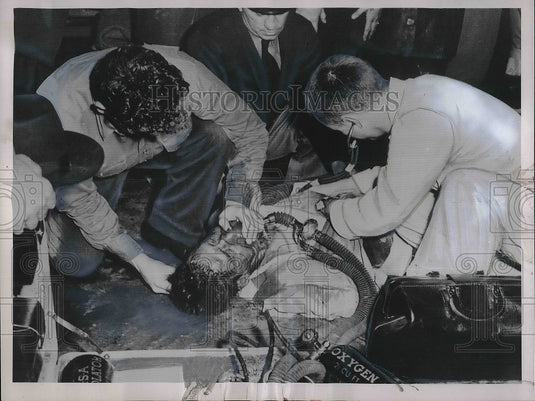 1954 Press Photo Firemen Trying To Revive Victim Inside Fume Filled Building - Historic Images