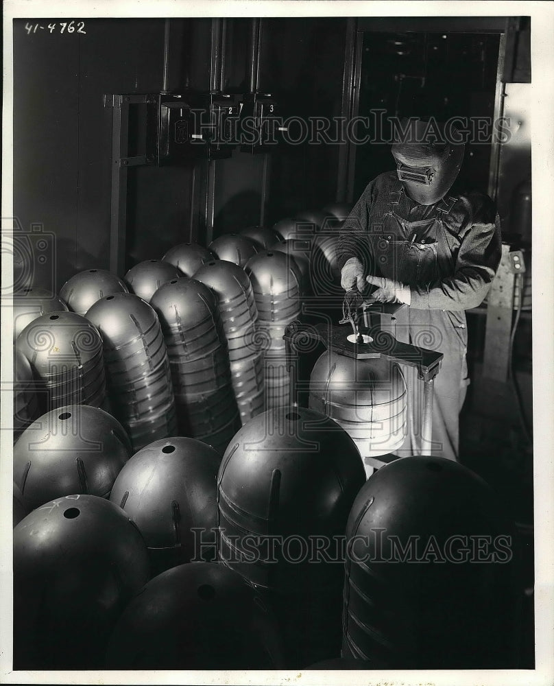 1942 Press Photo Welding Shatter Proof Oxygen Cylinders at Firestone Steel Plant - Historic Images