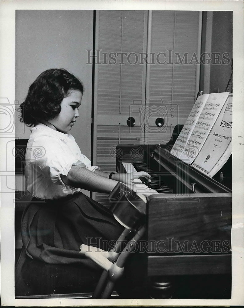 1963 Marilyn Parker Stricken with Rheumatoid Arthritis  - Historic Images