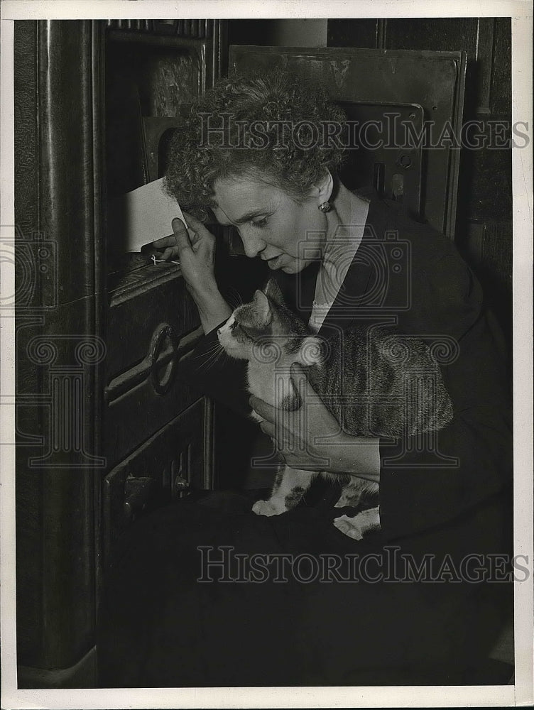 1945 Press Photo Mrs Pittsley with Kitten - nea87952 - Historic Images